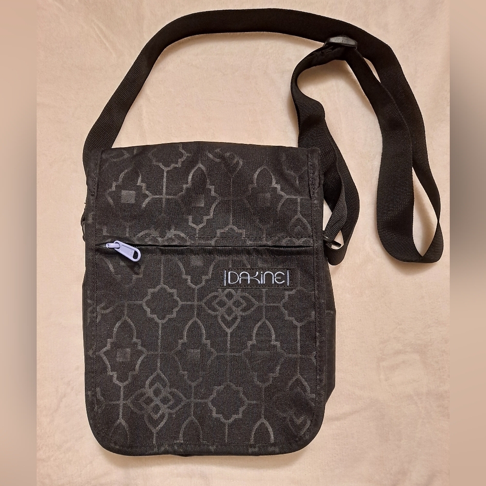 Dakine Black Floral Tile Patterned Snap Front Messenger Bag